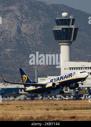 Ryanair Low Cost Carrier, Boeing 737-800 comme vu au sol, à l'accélération, à la rotation et au vol comme l'avion est au départ de l'aéroport international d'Athènes ATH LGAV en Grèce avec l'enregistrement 9H-QAR. L'avion à réaction de la compagnie aérienne économique est en fait de Malta Air, une compagnie aérienne à bas prix qui est une coentreprise entre le transporteur irlandais et le gouvernement de Malte fondée en 2019 avec 120 avions transférés de Ryanair, opérant tous les vols sous le nom de Ryanair. Athènes, Grèce sur 26 août 2020 (photo de Nicolas Economou/NurPhoto) Banque D'Images
