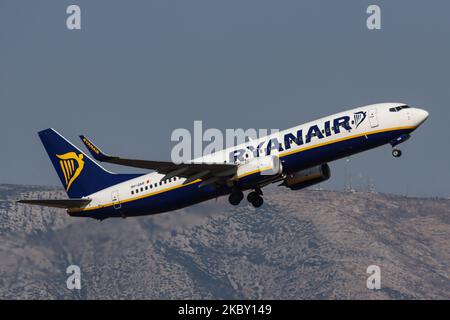Ryanair Low Cost Carrier, Boeing 737-800 comme vu au sol, à l'accélération, à la rotation et au vol comme l'avion est au départ de l'aéroport international d'Athènes ATH LGAV en Grèce avec l'enregistrement 9H-QAR. L'avion à réaction de la compagnie aérienne économique est en fait de Malta Air, une compagnie aérienne à bas prix qui est une coentreprise entre le transporteur irlandais et le gouvernement de Malte fondée en 2019 avec 120 avions transférés de Ryanair, opérant tous les vols sous le nom de Ryanair. Athènes, Grèce sur 26 août 2020 (photo de Nicolas Economou/NurPhoto) Banque D'Images