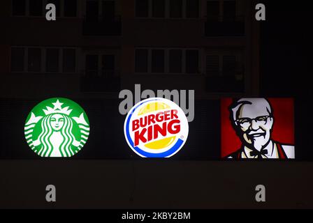 Les logos Starbucks Coffee, Burger King et KFC sont visibles sur 2 septembre 2020 à Varsovie, en Pologne. (Photo par Aleksander Kalka/NurPhoto) Banque D'Images