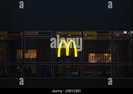 Le logo McDonald's est visible dans le bâtiment de la gare centrale de Varsovie, à 2 septembre 2020, à Varsovie, en Pologne. (Photo par Aleksander Kalka/NurPhoto) Banque D'Images