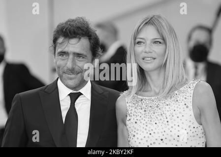 (NOTE DE LA RÉDACTION : l’image a été convertie en noir et blanc) Adriano Giannini et Gaia Trussardi poses sur le tapis rouge lors du Festival du film de Venise de 77th sur 02 septembre 2020 à Venise, en Italie. (Photo de Matteo Chinellato/NurPhoto) Banque D'Images