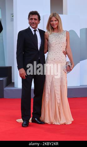 Adriano Giannini et Gaia Trussardi posent sur le tapis rouge lors du Festival du film de Venise 77th sur 02 septembre 2020 à Venise, Italie. (Photo de Matteo Chinellato/NurPhoto) Banque D'Images