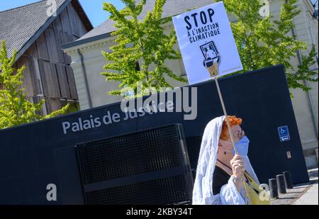 Une trentaine d'activistes de plusieurs associations environnementales se sont réunis devant le Palais de Justice de Nantes, France, sur 3 septembre, 2020 pour soutenir 3 activistes d'action non Violente - la CdP 21 est jugée pour "vol en réunion" pour avoir pris des portraits d'Emmanuel Macron dans les halls de ville d'Ancenis et de Saint-Sébastien-sur-Loire pour dénoncer son inaction en termes de politique environnementale et climatique. Les trois militants sont condamnés à cinq ans de prison et à une amende de 75 000 euros. (Photo par Estelle Ruiz/NurPhoto) Banque D'Images