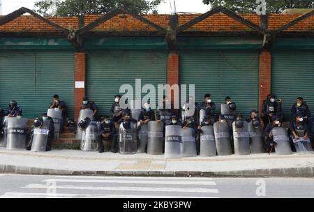 Les policiers font une pause sur le côté de la route après avoir dégagé les manifestants lors d'un affrontement qui s'est suivi entre la police et les locaux à Pulchok, alors que ce dernier a commencé à Machhinranath Jatra en tirant le char défiant les ordres d'interdiction à Lalitpur, au Népal, 3 septembre, 2020. Selon le Surintendant principal Tek Prasad Rai, chef de la police métropolitaine de Lalitpur, environ 800 personnes se sont rassemblées à Pulchowk pour tirer le char. Un clash s'ensuivit lorsque la police essaya des empêcher de tirer le char en raison des restrictions du coronavirus. (Photo par Saroj Baizu/NurPhoto) Banque D'Images