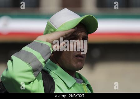 Un ouvrier de nettoyage honore le drapeau du Zocalo de Mexico, au Mexique, sur 3 septembre 2020 pendant l'urgence sanitaire due à la COVID-19 au Mexique. (Photo de Gerardo Vieyra/NurPhoto) Banque D'Images