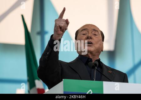 Une photo d'archive montre le chef du parti Forza Italia, Silvio Berlusconi, qui a participé à un rassemblement extrême-droite intitulé ''fierté de l'Italie'' sur la Piazza San Giovanni à Rome, Italie sur 19 octobre, 2019 l'ancien Premier ministre Silvio Berlusconi a été testé positif pour le coronavirus (COVID-19) et a été admis à l'hôpital de San Raffaele à Milan sur 4 septembre 2020. (Photo par Andrea Ronchini/NurPhoto) Banque D'Images