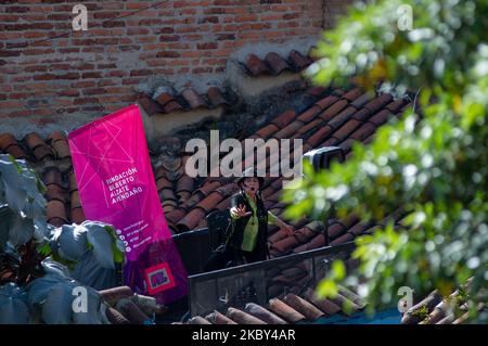 Un interprète raconte des histoires aux convives de El Chorro de Quevedo dans le cadre du projet pilote de réouverture des restaurants, Bogota, Open Sky 'Bogota Cielo Abierto', alors que la nouvelle pandémie de coronavirus a réduit les cas à Bogota, les restrictions ont été assouplies. Le 3 2020 septembre, à Bogota, Colombie. (Photo par Sebastian Barros/NurPhoto) Banque D'Images