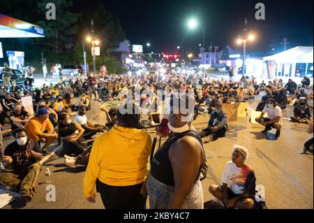 Les manifestants s'assoient tout en marchant pour protester contre le poste de police de Rochester, à 03 septembre 2020, à Rochester, dans l'État de New York. Daniel prude est mort après avoir été arrêté sur 23 mars, par la police de Rochester. (Photo de Zach D Roberts/NurPhoto) Banque D'Images