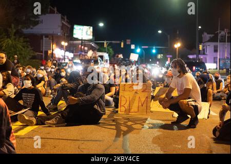 Les manifestants s'assoient tout en marchant pour protester contre le poste de police de Rochester, à 03 septembre 2020, à Rochester, dans l'État de New York. Daniel prude est mort après avoir été arrêté sur 23 mars, par la police de Rochester. (Photo de Zach D Roberts/NurPhoto) Banque D'Images