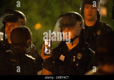 Un policier est à l'affût d'une manifestation contre 03 septembre 2020 à Rochester, dans l'État de New York. Daniel prude est mort après avoir été arrêté sur 23 mars, par la police de Rochester. (Photo de Zach D Roberts/NurPhoto) Banque D'Images