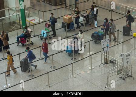 Les passagers qui doivent se rendre dans un hôtel de quarantaine désigné font la queue pour la navette désignée à l'aéroport international de Hong Kong, en Chine, sur 4 septembre 2020. Autrefois une plaque tournante du transport aérien en Asie, la pandémie a frappé durement l'aéroport international de Hong Kong, où le trafic aérien n'est qu'un filet de l'époque pré-Covid et où les restrictions de quarantaine limitent l'entrée des résidents dans la ville facilement. Malgré cela, la qualité de service du personnel de l'aéroport de Hong Kong reste inégalée, avec un soutien très professionnel aux passagers, malgré les cadres minimalistes. (Photo de Marc Fernandes/NurPhoto) Banque D'Images