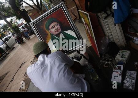 Un peintre de rue peint le visage de Muhammad Rizieq Shihab et dîne son tableau à son lieu d'affaires, Jalan Jenderal Sudirman, Palembang, Indonésie, sur 4 septembre, 2020. Il est peintre de rue depuis 20 ans. (Photo de Sigit Prasetya/NurPhoto) Banque D'Images