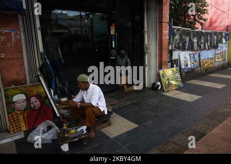 Un peintre de rue peint le visage de Muhammad Rizieq Shihab et dîne son tableau à son lieu d'affaires, Jalan Jenderal Sudirman, Palembang, Indonésie, sur 4 septembre, 2020. Il est peintre de rue depuis 20 ans. (Photo de Sigit Prasetya/NurPhoto) Banque D'Images