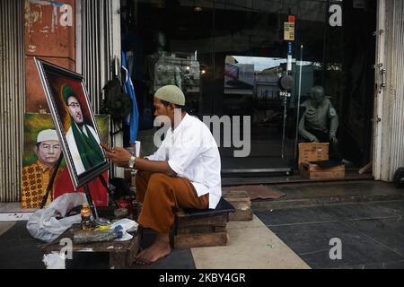 Un peintre de rue peint le visage de Muhammad Rizieq Shihab et dîne son tableau à son lieu d'affaires, Jalan Jenderal Sudirman, Palembang, Indonésie, sur 4 septembre, 2020. Il est peintre de rue depuis 20 ans. (Photo de Sigit Prasetya/NurPhoto) Banque D'Images