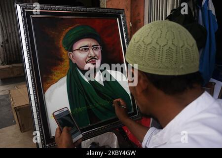 Un peintre de rue peint le visage de Muhammad Rizieq Shihab et dîne son tableau à son lieu d'affaires, Jalan Jenderal Sudirman, Palembang, Indonésie, sur 4 septembre, 2020. Il est peintre de rue depuis 20 ans. (Photo de Sigit Prasetya/NurPhoto) Banque D'Images