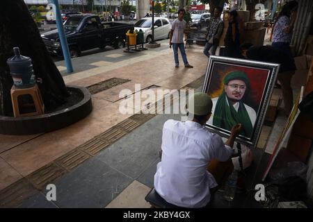 Un peintre de rue peint le visage de Muhammad Rizieq Shihab et dîne son tableau à son lieu d'affaires, Jalan Jenderal Sudirman, Palembang, Indonésie, sur 4 septembre, 2020. Il est peintre de rue depuis 20 ans. (Photo de Sigit Prasetya/NurPhoto) Banque D'Images