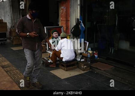 Un peintre de rue peint le visage de Muhammad Rizieq Shihab et dîne son tableau à son lieu d'affaires, Jalan Jenderal Sudirman, Palembang, Indonésie, sur 4 septembre, 2020. Il est peintre de rue depuis 20 ans. (Photo de Sigit Prasetya/NurPhoto) Banque D'Images