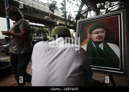 Un peintre de rue peint le visage de Muhammad Rizieq Shihab et dîne son tableau à son lieu d'affaires, Jalan Jenderal Sudirman, Palembang, Indonésie, sur 4 septembre, 2020. Il est peintre de rue depuis 20 ans. (Photo de Sigit Prasetya/NurPhoto) Banque D'Images