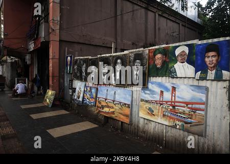 Un peintre de rue peint le visage de Muhammad Rizieq Shihab et dîne son tableau à son lieu d'affaires, Jalan Jenderal Sudirman, Palembang, Indonésie, sur 4 septembre, 2020. Il est peintre de rue depuis 20 ans. (Photo de Sigit Prasetya/NurPhoto) Banque D'Images