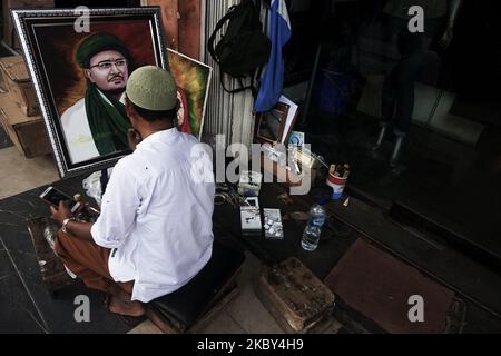 Un peintre de rue peint le visage de Muhammad Rizieq Shihab et dîne son tableau à son lieu d'affaires, Jalan Jenderal Sudirman, Palembang, Indonésie, sur 4 septembre, 2020. Il est peintre de rue depuis 20 ans. (Photo de Sigit Prasetya/NurPhoto) Banque D'Images