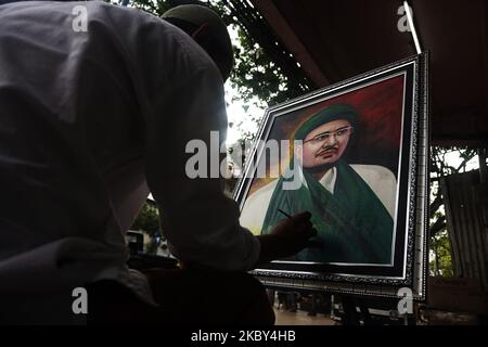 Un peintre de rue peint le visage de Muhammad Rizieq Shihab et dîne son tableau à son lieu d'affaires, Jalan Jenderal Sudirman, Palembang, Indonésie, sur 4 septembre, 2020. Il est peintre de rue depuis 20 ans. (Photo de Sigit Prasetya/NurPhoto) Banque D'Images