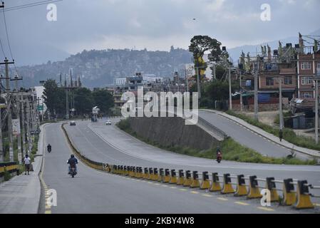 Une vue vide de la route du périphérique vue pendant le couvre-feu à Lalitpur, au Népal, vendredi, 04 septembre 2020. Le bureau d'administration de district de Lalitpur a décidé un couvre-feu d'un jour après le clash de jeudi entre les populations locales et la police anti-émeute, en stoppant le festival de traction de chars de Rato Machindanath contre le verrouillage de l'ordre d'interdiction dans la vallée de Katmandou en raison de l'augmentation rapide du nombre de cas de COVID-19. (Photo de Narayan Maharajan/NurPhoto) Banque D'Images