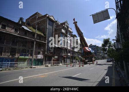 Char d'Idol Rato Machindranath coincé dans la route pendant le couvre-feu à Lalitpur, au Népal vendredi, 04 septembre 2020. Le bureau d'administration de district de Lalitpur a décidé un couvre-feu d'un jour après le clash de jeudi entre les populations locales et la police anti-émeute, en stoppant le festival de traction de chars de Rato Machindanath contre le verrouillage de l'ordre d'interdiction dans la vallée de Katmandou en raison de l'augmentation rapide du nombre de cas de COVID-19. (Photo de Narayan Maharajan/NurPhoto) Banque D'Images