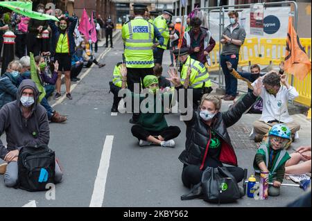 Extinction les militants écologistes de la rébellion s'assoient sur la route à l'extérieur du siège de la société d'investissement BlackRock en mars à travers la ville de Londres pour protester contre les entreprises et les institutions qui ont profité de la traite des esclaves ou financent et assurent les grands projets de combustibles fossiles et l'extraction des ressources, En particulier dans les pays en développement du Sud mondial, le 04 septembre 2020 à Londres, en Angleterre. Les manifestants exigent des réparations pour les communautés touchées par l'exploitation coloniale et néo-coloniale. (Photo de Wiktor Szymanowicz/NurPhoto) Banque D'Images