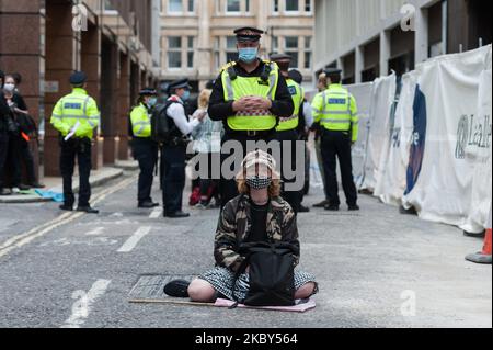 Extinction les militants écologistes de la rébellion s'assoient sur la route à l'extérieur du siège de la société d'investissement BlackRock en mars à travers la ville de Londres pour protester contre les entreprises et les institutions qui ont profité de la traite des esclaves ou financent et assurent les grands projets de combustibles fossiles et l'extraction des ressources, En particulier dans les pays en développement du Sud mondial, le 04 septembre 2020 à Londres, en Angleterre. Les manifestants exigent des réparations pour les communautés touchées par l'exploitation coloniale et néo-coloniale. (Photo de Wiktor Szymanowicz/NurPhoto) Banque D'Images