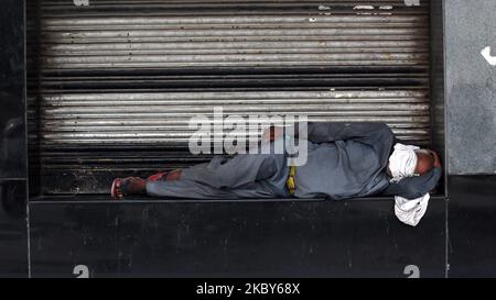 Un conducteur de pousse-pousse d'auto dort devant un magasin fermé à Asaf Ali Road sur 4 septembre 2020 à New Delhi en raison d'une pandémie de virus corona. Selon les données des gouvernements de l'État, le chiffre COVID-19 de l'Inde a dépassé la barre des 4 millions sur 4 septembre. (Photo de Mayank Makhija/NurPhoto) Banque D'Images