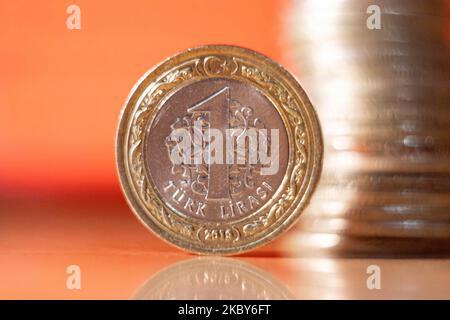 Gros plan des pièces de 1 lira turques, la monnaie locale de la Turquie, Türk Liras? En turc, signe ? , Code TRY, généralement abrégé comme TL sont vus dans cette photographie arrangé à Thessalonique, Grèce sur 4 septembre 2020. (Photo de Nicolas Economou/NurPhoto) Banque D'Images