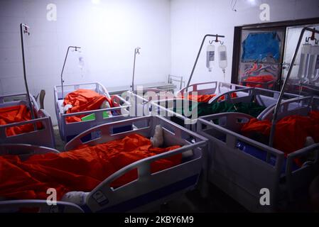 (NOTE AUX ÉDITEURS : l'image contient du contenu graphique.) Des cadavres de victimes soupçonnées d'explosion de gaz sont vus dans une morgue d'hôpital à Dhaka, au Bangladesh, sur 5 septembre 2020. Une explosion de gaz présumée a déchiré une mosquée bangladaise, tuant au moins 12 personnes, tandis que des dizaines de personnes ont subi des brûlures potentiellement mortelles, a déclaré la police sur 5 septembre. (Photo par Mamunur Rashid/NurPhoto) Banque D'Images