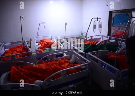 (NOTE AUX ÉDITEURS : l'image contient du contenu graphique.) Des cadavres de victimes soupçonnées d'explosion de gaz sont vus dans une morgue d'hôpital à Dhaka, au Bangladesh, sur 5 septembre 2020. Une explosion de gaz présumée a déchiré une mosquée bangladaise, tuant au moins 12 personnes, tandis que des dizaines de personnes ont subi des brûlures potentiellement mortelles, a déclaré la police sur 5 septembre. (Photo par Mamunur Rashid/NurPhoto) Banque D'Images