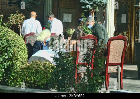 Les clients qui portent un masque facial pour les protéger du nouveau coronavirus (COVID-19) sur la terrasse d'un restaurant haut de gamme à Toronto, Ontario, Canada sur 04 septembre 2020. (Photo de Creative Touch Imaging Ltd./NurPhoto) Banque D'Images