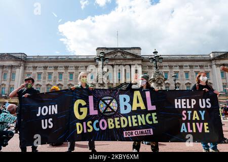 Discothèque et autres activités dansantes devant Buckingham Palace et Trafalgar Square, 5 septembre 2020 à Londres, Royaume-Uni. Les militants de la rébellion contre l'extinction assistent à une série de manifestations de la rébellion de septembre autour du Royaume-Uni pour appeler les politiciens à soutenir le projet de loi sur l'urgence climatique et écologique (projet de loi CEE) qui exige, entre autres mesures, Un plan sérieux pour faire face à la part des émissions au Royaume-Uni et pour stopper les hausses critiques des températures mondiales et pour que les gens ordinaires participent à la planification environnementale future par le biais d'une Assemblée des citoyens. (Photo de Maciek Musialek/NurPhoto) Banque D'Images