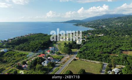 Une vue aérienne de drone sur le paysage urbain de Whitehouse avec une belle côte et de la verdure Banque D'Images