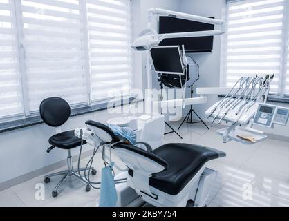 Intérieur de clinique dentaire avec outils de travail. Chaise dentaire et autres accessoires Banque D'Images