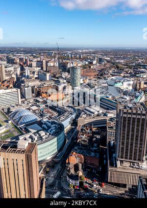 BIRMINGHAM, ROYAUME-UNI - 4 NOVEMBRE 2022. Vue aérienne sur la ville de Birmingham avec le bâtiment Bullring Rotunda et la New Street Station promine Banque D'Images