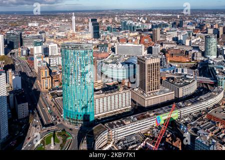 BIRMINGHAM, ROYAUME-UNI - 4 NOVEMBRE 2022. Vue aérienne sur la ville de Birmingham avec le bâtiment Bullring Rotunda et la New Street Station promine Banque D'Images