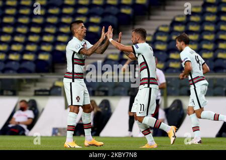 Joao Cancelo du Portugal (L) fête avec Bruno Fernandes après avoir marquant un but lors du match de football du groupe de la Ligue des Nations de l'UEFA entre le Portugal et la Croatie au stade Dragao à Porto, Portugal sur 5 septembre 2020. (Photo par Pedro Fiúza/NurPhoto) Banque D'Images
