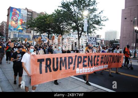 Les manifestants se sont rassemblés au centre commercial Independence Mall avant de marcher jusqu'à l'hôtel de ville pour exiger la fin de l'administration Trump/Pence, Ce qu'ils disent est fasciste et une menace pour le monde dans son ensemble, c'est le premier des soixante jours de protestation pacifique contre le régime à Philadelphie, PA sur 5 septembre 2020. (Photo par Cory Clark/NurPhoto) Banque D'Images