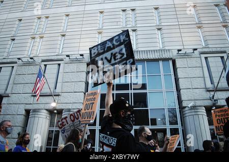 Les manifestants se sont rassemblés au centre commercial Independence Mall avant de marcher jusqu'à l'hôtel de ville pour exiger la fin de l'administration Trump/Pence, Ce qu'ils disent est fasciste et une menace pour le monde dans son ensemble, c'est le premier des soixante jours de protestation pacifique contre le régime à Philadelphie, PA sur 5 septembre 2020. (Photo par Cory Clark/NurPhoto) Banque D'Images