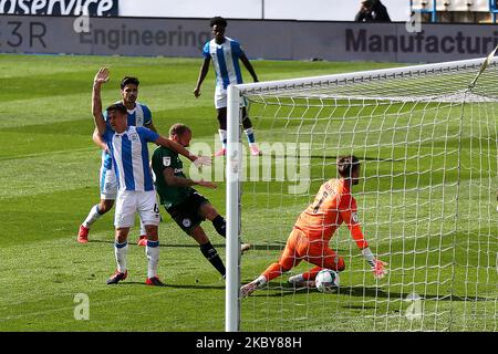 Matt Done de Rochdale (au centre) marque le premier but de son côté du jeu avant qu'il ne soit exclu d'être offensé pendant le match rond de la Carabao Cup 1st entre Huddersfield Town et Rochdale au stade John Smith, Huddersfield. (Photo de Tim Markland/MI News/NurPhoto) Banque D'Images