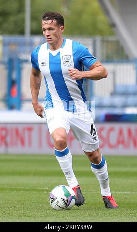 Jonathan Hogg de la ville de Huddersfield en action pendant le match rond de la Carabao Cup 1st entre la ville de Huddersfield et Rochdale au stade John Smith, Huddersfield. (Photo de Tim Markland/MI News/NurPhoto) Banque D'Images