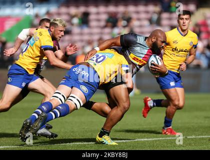 Tom Ellis de Bath Rugby s'attaquant à Paul Lasike de Harlequins pendant le match Gallagher Premiership entre Harlequins et Bath Rugby à Twickenham Stoop , Londres. (Photo de Jacques Feeney/MI News/NurPhoto) Banque D'Images