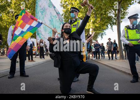 Les militants de la rébellion internationale de l'extinction du groupe d'action climatique, ont fait une marche de la place du Parlement à l'ambassade du Brésil, à Londres, au Royaume-Uni, sur 5 septembre 2020 pour apporter l'awarness à la destruction de la forêt amazonienne. (Photo de Lucy North/MI News/NurPhoto) Banque D'Images