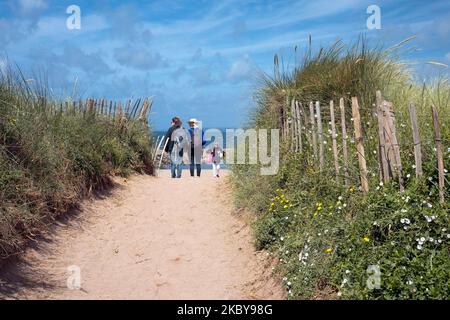 Les gens marchent jusqu'à la plage de South Milton Sands, Devon UK Banque D'Images