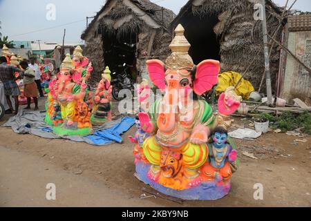 Grandes idoles d'argile du Seigneur Ganesha (Seigneur Ganesh) à un atelier d'idole pendant le festival de Ganesh Chaturthi à Kaddalur, Tamil Nadu, Inde sur 26 août 2017. Ganesh Chaturthi (également connu sous le nom de Vinayaka Chaturthi) est un festival hindou célébrant l'arrivée de Ganesh sur terre de Kailash Parvat avec sa mère Déesse Parvati. Le festival est marqué par l'installation privée des idoles d'argile de Ganesh dans les maisons et publiquement sur des pandas élaborés (temples temporaires le long de la route). (Photo de Creative Touch Imaging Ltd./NurPhoto) Banque D'Images