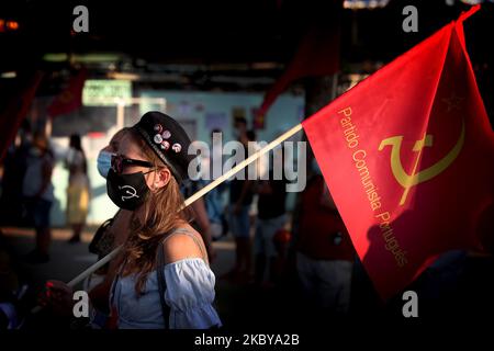 Un visiteur porte un masque protecteur avec le symbole communiste du marteau et de la faucille pendant la Festa do Avante du Parti communiste portugais! (Festival Avante) à Seixal, en périphérie de Lisbonne, sur 6 septembre 2020. Le rassemblement annuel de trois jours, qui attire normalement des milliers de visiteurs et de suiveurs de partis, a été touché cette année en raison des restrictions du coronavirus COVID-19 concernant la vente de billets et la fréquentation, après que des préoccupations aient été soulevées au sujet de la propagation du virus. (Photo par Pedro Fiúza/NurPhoto) Banque D'Images