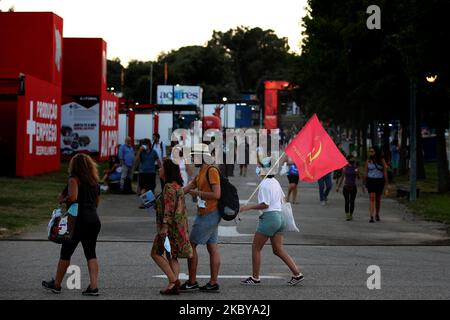 Les gens assistent au Parti communiste portugais Festa do Avante! (Festival Avante) à Seixal, en périphérie de Lisbonne, sur 6 septembre 2020. Le rassemblement annuel de trois jours, qui attire normalement des milliers de visiteurs et de suiveurs de partis, a été touché cette année en raison des restrictions du coronavirus COVID-19 concernant la vente de billets et la fréquentation, après que des préoccupations aient été soulevées au sujet de la propagation du virus. (Photo par Pedro Fiúza/NurPhoto) Banque D'Images